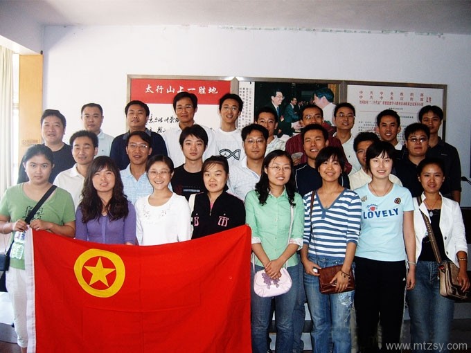 組織團(tuán)員參觀(guān)學(xué)習(xí)張榮鎖事跡